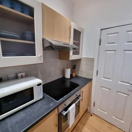 Make Yourself At Home! Large Rooms, Comfy Apartment