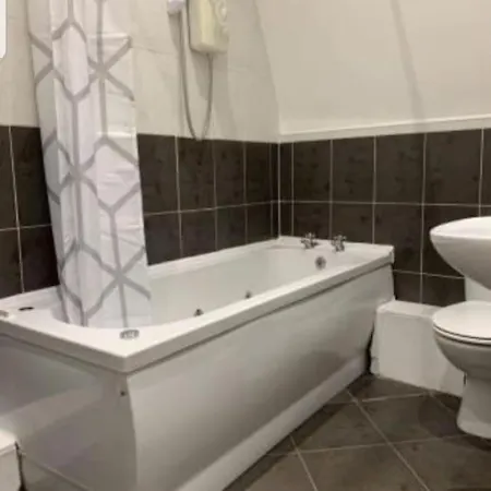 Make Yourself At Home! Large Rooms, Comfy * Leeds (West Yorkshire)