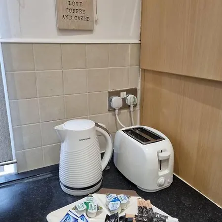 Make Yourself At Home! Large Rooms, Comfy Apartment *