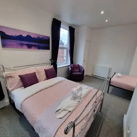 Make Yourself At Home! Large Rooms, Comfy