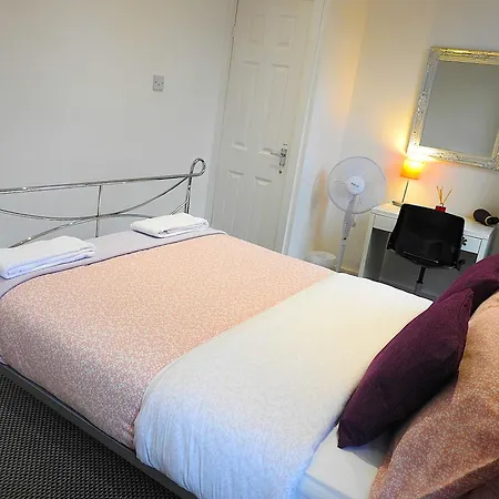 Make Yourself At Home! Large Rooms, Comfy ليدز