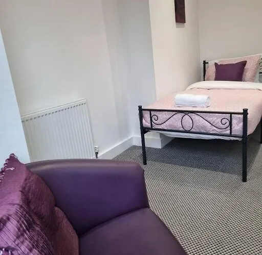 Make Yourself At Home! Large Rooms, Comfy Apartment *