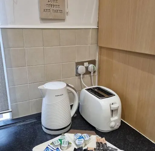 Make Yourself At Home! Large Rooms, Comfy Apartment *