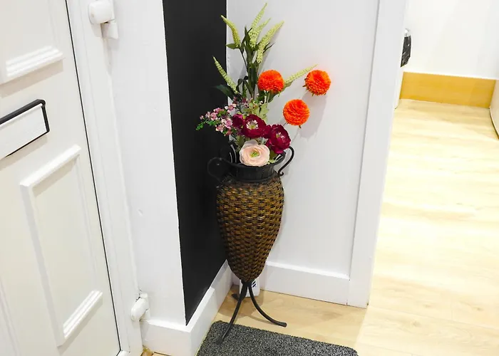 Make Yourself At Home! Large Rooms, Comfy