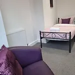 Make Yourself At Home! Large Rooms, Comfy Apartment *