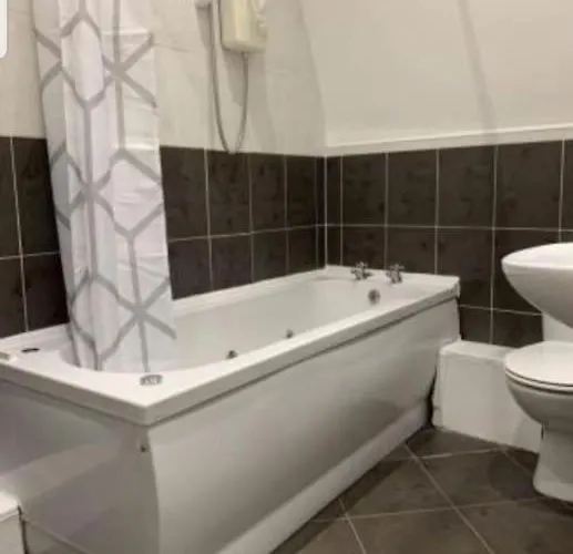 Make Yourself At Home! Large Rooms, Comfy * Leeds (West Yorkshire)