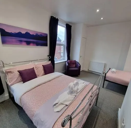 Make Yourself At Home! Large Rooms, Comfy